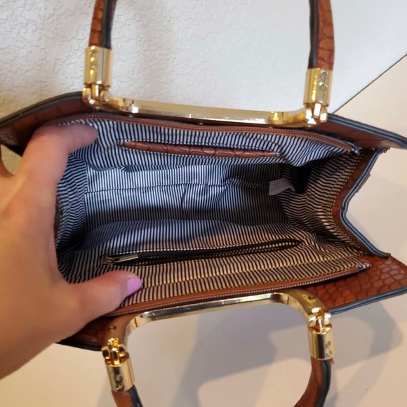 Brown faux crocodile leather purse with handles adjustable strap. - Picture 10 of 10